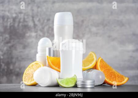 Deodorants für Frauen und Zitrusfrüchte auf dem Tisch Stockfoto