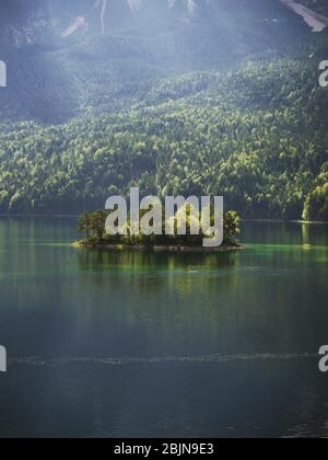 Spiegelung des Eibsees vor der Zugspitze in Bayern Stockfoto