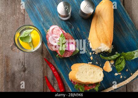 Leckere Wurstbrote auf Holzbrett Stockfoto