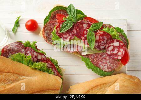 Leckere Wurstbrote auf Holzbrett Stockfoto