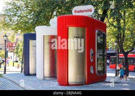 Öffentliche Toiletten in Spikersuppa Oslo City Center am Park mit Farben der französischen Nationalflagge Stockfoto