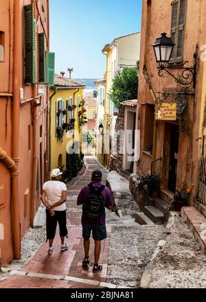 Eine der engen Gassen in Menton, Cote d'Azur, Provence, Frankreich. Stockfoto