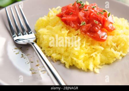 Leckerer Spaghetti-Squash auf dem Teller, Nahaufnahme Stockfoto