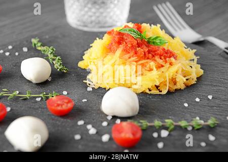 Leckerer Spaghetti-Squash auf dem Tisch Stockfoto