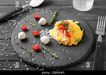 Leckerer Spaghetti-Squash auf Schieferteller Stockfoto