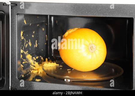 Explodierte Spaghetti Squash in der Mikrowelle Stockfoto