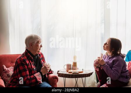 Großmutter und Enkelin spielen ein Kartenspiel