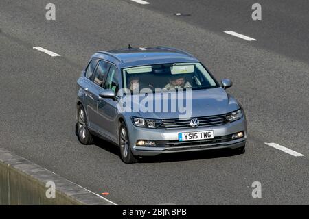 2015 Silber VW Volkswagen Passat SE Business TDI BM; Fahrzeugverkehr Fahrzeuge bewegen, Fahrzeug auf britischen Straßen fahren, Motoren, Fahren auf der Autobahn M6 Stockfoto