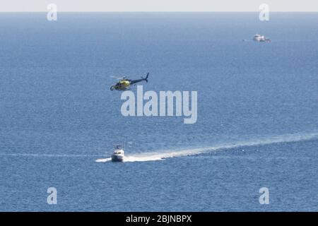 RODAJE DE LA PELÊCULA "IM HERZEN DES MEERES", EL HELICÎPTERO CON CÇMARAS QUE FORMAN PASRTE DEL RODAJE . REGRESABA PARA REPOSTAR BRENNBAR. Chris Hemsworth am Set seines neuen Films "im Herzen des Meeres" in Gomera Island Images of the Places where the Movie will be produced in the Heart of the Sea ist ein kommender Dramafilm von Ron Howard. Film über den Untergang des Walschiffs Essex. ***EXKLUSIV*** Credit: CORDON PRESS/Alamy Live News Stockfoto