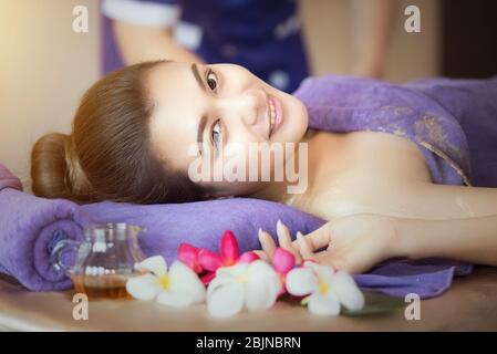 Wunderschöne lächelnde Frau, die eine Spa-Behandlung hat Stockfoto
