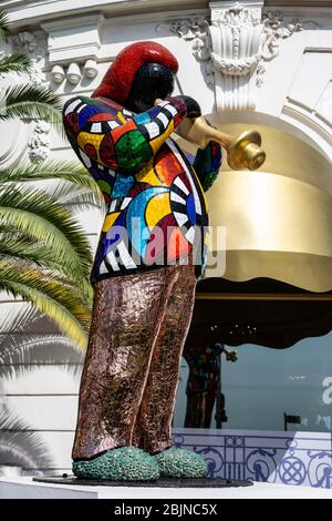 Statue von Miles Davis von Niki de Saint Phalle vor dem Negresco Hotel, Promenade des Anglais, Cote d'Azur, Frankreich. Stockfoto