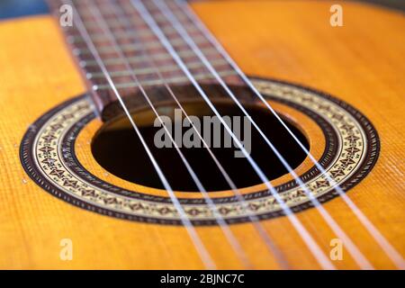 Gitarre - Soundbox oder Resonator und Saiten. Stockfoto