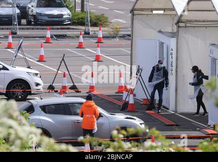 EDS HINWEIS: BILDER MIT PA-BILDTISCH PIXELIG Autos werden auf eine Drive-in-Coronavirus-Testanlage bei Ebbsfleet in Kent gerichtet. Stockfoto