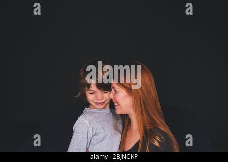 Porträt einer lächelnden Frau mit ihrem Sohn Stockfoto