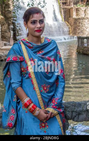Elegante Frau in traditionellen blauen sari Rock Garden Chandigarh Punjab Indien Stockfoto