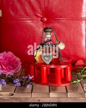 Liebe Trank im Holz Hintergrund und Blume, Zutaten e varius Stockfoto