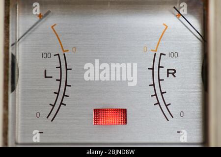 Nadeln zeigen die Skala in Dezibel auf Tonaufnahme elektronische Geräte Stockfoto
