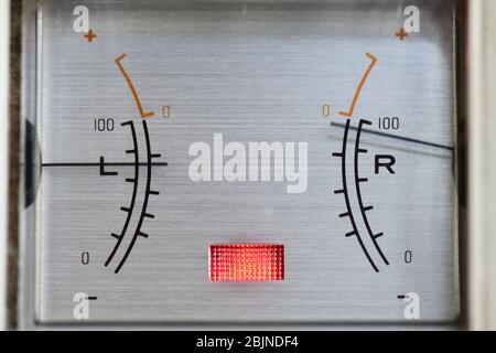 Nadeln zeigen Schallpegel in Dezibel auf Tonaufnahme elektronische Geräte Stockfoto