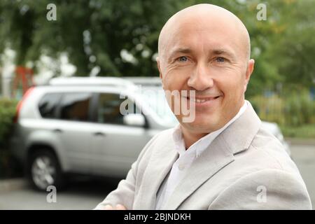 Kahlköpfiger Mann in Jacke im Freien Stockfoto