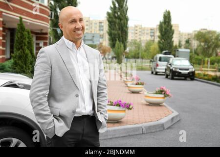 Kahlköpfiger Mann in Jacke im Freien Stockfoto