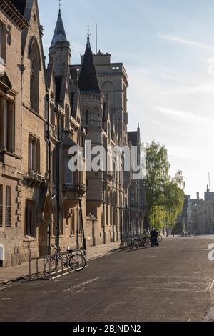 Balliol College in der Broad Street, Oxford. Es ist eines der ältesten Colleges der Universität Oxford und wurde um 1263 von John I de Balliol gegründet. Die Fassade, die hier zu sehen ist, wurde von Alfred Waterhouse entworfen und 1868 gebaut Stockfoto