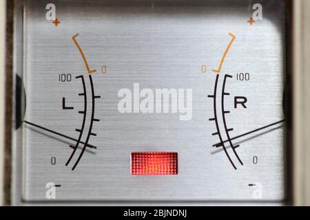 Nadeln zeigen sehr leisen Schallpegel in Dezibel auf Tonaufnahme elektronische Geräte Stockfoto