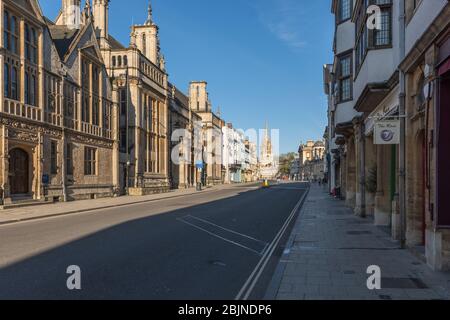 Oxford High Street mit Blick auf Queens College und St. Marys Church, mit den Exam Schools auf der linken Seite Stockfoto