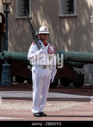 Militärische zeremonielle Garde auf Patrouille, Prinz Palast, Fürstentum Monaco. Stockfoto