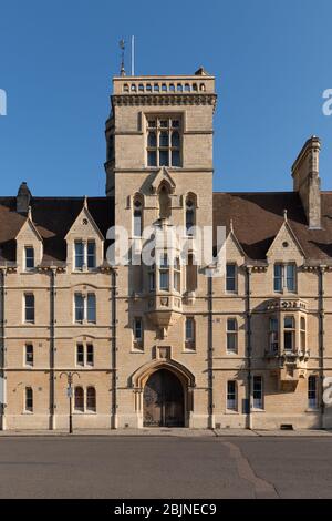 Balliol College in der Broad Street, Oxford. Es ist eines der ältesten Colleges der Universität Oxford und wurde um 1263 von John I de Balliol gegründet. Die Fassade, die hier zu sehen ist, wurde von Alfred Waterhouse entworfen und 1868 gebaut Stockfoto