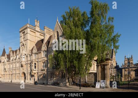 Balliol College in der Broad Street, Oxford. Es ist eines der ältesten Colleges der Universität Oxford und wurde um 1263 von John I de Balliol gegründet. Die Fassade, die hier zu sehen ist, wurde von Alfred Waterhouse entworfen und 1868 gebaut Stockfoto