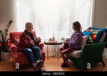 Großmutter und Enkelin spielen ein Kartenspiel