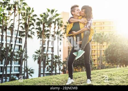 Glücklicher schwuler Paar-Dating-Tag - junge Lesbierinnen, die zärtliche romantische Momente zusammen im Freien haben Stockfoto