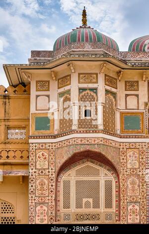 Wunderschön dekoriert Ganesh Pol (Ganesh Gate) Eingang zum königlichen Palast an der Amer Fort in Jaipur, Rajasthan, Indien Stockfoto