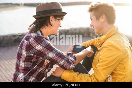 Happy Gay Paar mit mobilen Smartphone Outdoor - Junge Lesben Frauen mit zarten Dating-Tag Momente zusammen Stockfoto