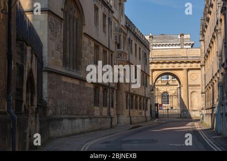 Der eingezäunte hintere Eingang zum Christ Church College (durch den Bogen), der die Merton Street hinunter gesehen hat, und auf der linken Seite vom Corpus Christi College und auf der rechten Seite vom Oriel College flankiert wird Stockfoto