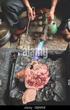 Brennen Schwein grobes Haar auf dem lokalen Markt, selektive Fokus, China. Stockfoto