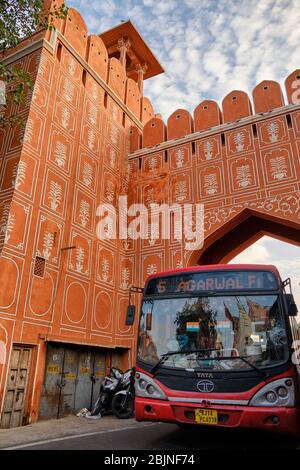 Jaipur, Rajasthan / Indien - 28. September 2019: Öffentlicher Bus fährt durch das Chandpole Gate der ummauerten Stadt Jaipur, Pink City in Indien Stockfoto