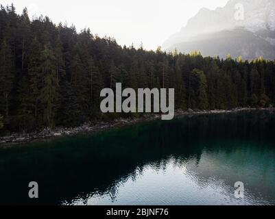 Spiegelung des Eibsees vor der Zugspitze in Bayern Stockfoto