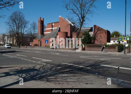 1970er Jahre Kirche Architektur Anbetung Römisch-Katholisch Modern Red Brick Small St. Lukes Church 450 Uxbridge Rd, White City, London W12 A. J. Monk Hutchison Stockfoto