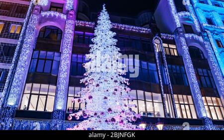 Weihnachtsbaum und Dekorationen auf einer der beleuchteten Straßen - Budapest, Ungarn Stockfoto