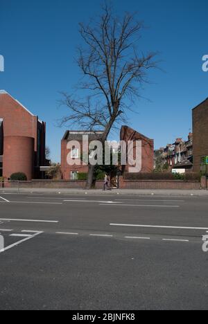 1970er Jahre Kirche Architektur Anbetung Römisch-Katholisch Modern Red Brick Small St. Lukes Church 450 Uxbridge Rd, White City, London W12 A. J. Monk Hutchison Stockfoto