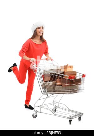 Junge Frau in Santa Hut mit Geschenken im Warenkorb auf weißem Hintergrund. Konzept des Boxtages Stockfoto