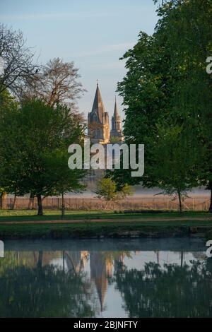 Blick über die Isis, am frühen Morgen, Blick auf Christ Church College, mit dem Turm der ehemaligen St. Michaels Kirche (jetzt Lincoln College Bibliothek) Stockfoto