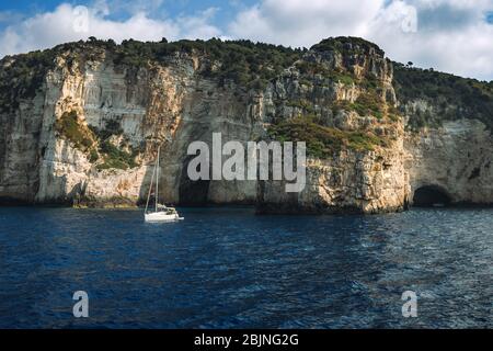 Blick auf die blauen Höhlen von Paxos und weiße Klippen auf dem Ionischen Meer bei Korfu - Griechenland Stockfoto