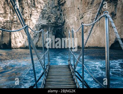 Blick auf die blauen Höhlen von Paxos und weiße Klippen auf dem Ionischen Meer bei Korfu - Griechenland Stockfoto