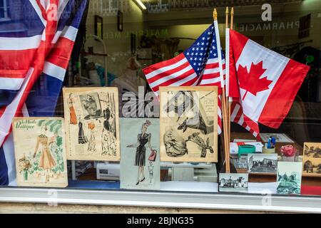 Fensterdekorationen zum 75. Jahrestag des D-Day, Carentan, Normandie, Frankreich Stockfoto