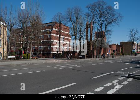 1970er Jahre Kirche Architektur Anbetung Römisch-Katholisch Modern Red Brick Small St. Lukes Church 450 Uxbridge Rd, White City, London W12 A. J. Monk Hutchison Stockfoto