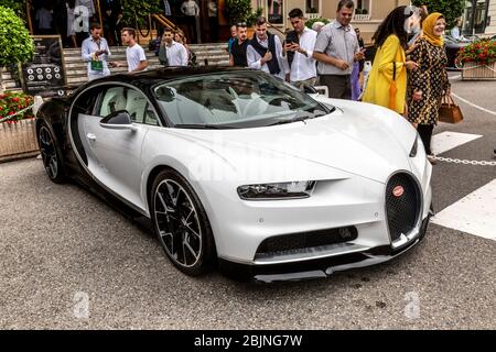 Bugatti Chiron vor dem Casino de Monte-Carlo, Fürstentum Monaco. Stockfoto