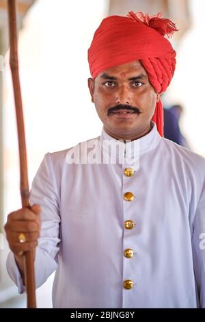 Jaipur, Rajasthan / Indien - 29. September 2019: Porträt eines jungen indischen Mannes in traditionellen Rajasthani Kleidung trägt Turban safa Hut, Jaipur, Indi Stockfoto