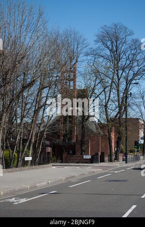 1970er Jahre Kirche Architektur Anbetung Römisch-Katholisch Modern Red Brick Small St. Lukes Church 450 Uxbridge Rd, White City, London W12 A. J. Monk Hutchison Stockfoto